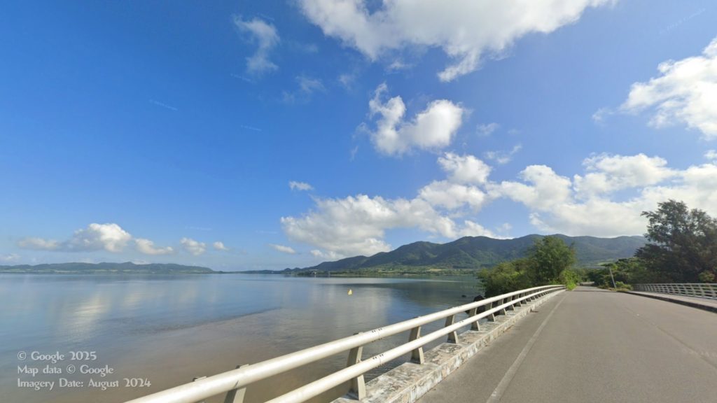 ①08_30　市街地を出発して名蔵湾を北上